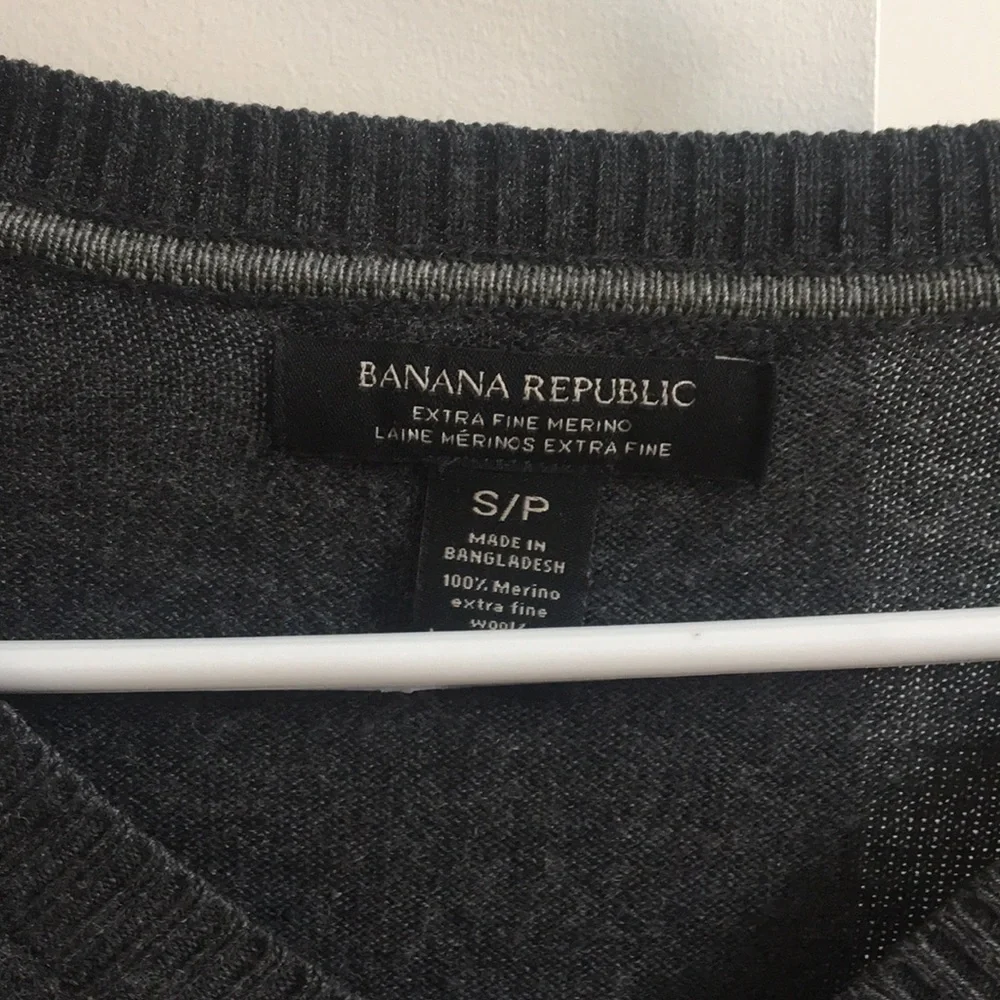 Banana republic vneck gray merino extra fine wool